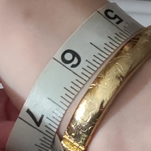 Vintage bracelet bangle etched flowers gold safety chain estate vtg Hong Kong - Picture 13 of 13